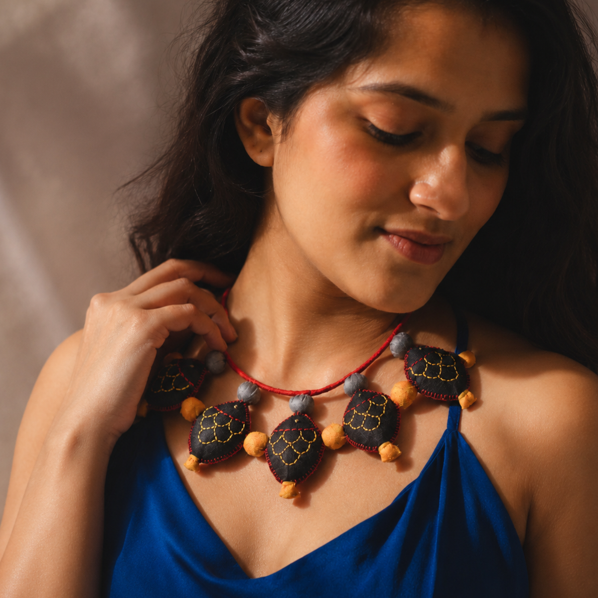 illeesh Neckpiece-Black - IL/W-NP4