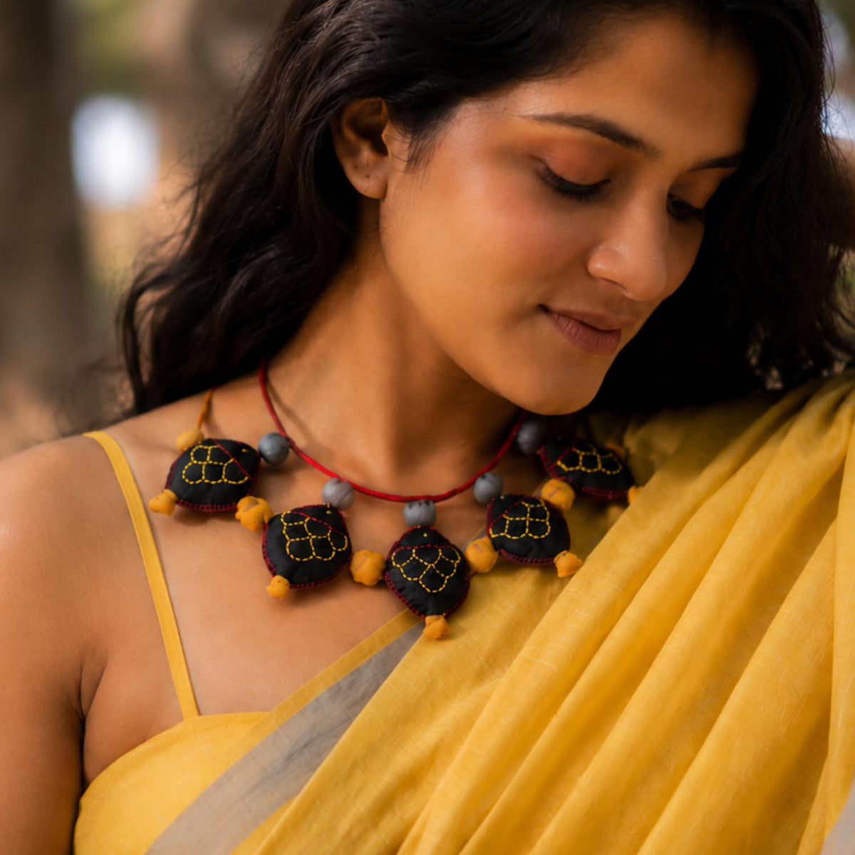 illeesh Neckpiece-Black - IL/W-NP4